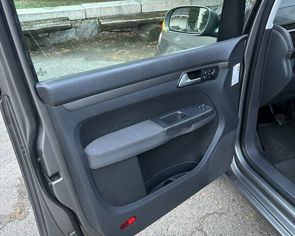 Серый Фольксваген Туран, объемом двигателя 1.6 л и пробегом 225 тыс. км за 8199 $, фото 30 на Automoto.ua