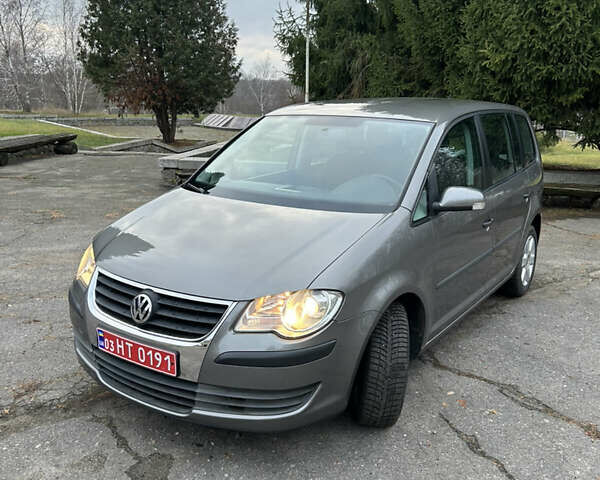 Серый Фольксваген Туран, объемом двигателя 1.6 л и пробегом 225 тыс. км за 8199 $, фото 2 на Automoto.ua