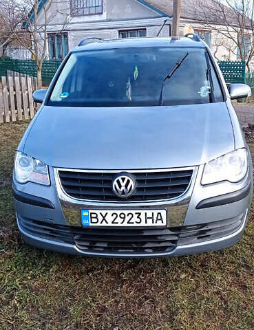 Серый Фольксваген Туран, объемом двигателя 1.6 л и пробегом 251 тыс. км за 6500 $, фото 1 на Automoto.ua