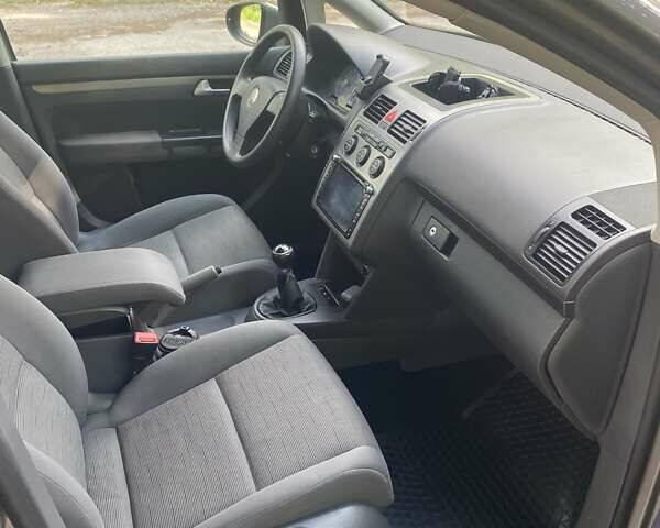 Серый Фольксваген Туран, объемом двигателя 1.6 л и пробегом 211 тыс. км за 9150 $, фото 21 на Automoto.ua