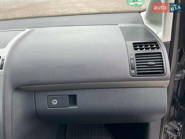 Серый Фольксваген Туран, объемом двигателя 1.6 л и пробегом 196 тыс. км за 8999 $, фото 161 на Automoto.ua