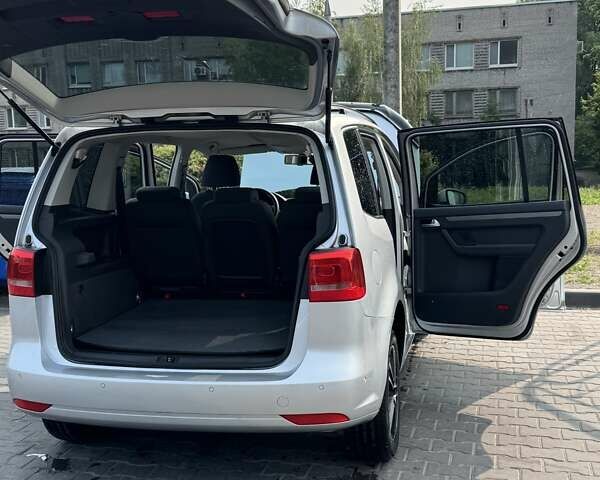 Серый Фольксваген Туран, объемом двигателя 1.6 л и пробегом 237 тыс. км за 10000 $, фото 5 на Automoto.ua