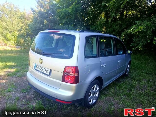 Серый Фольксваген Туран, объемом двигателя 1.4 л и пробегом 228 тыс. км за 7300 $, фото 3 на Automoto.ua