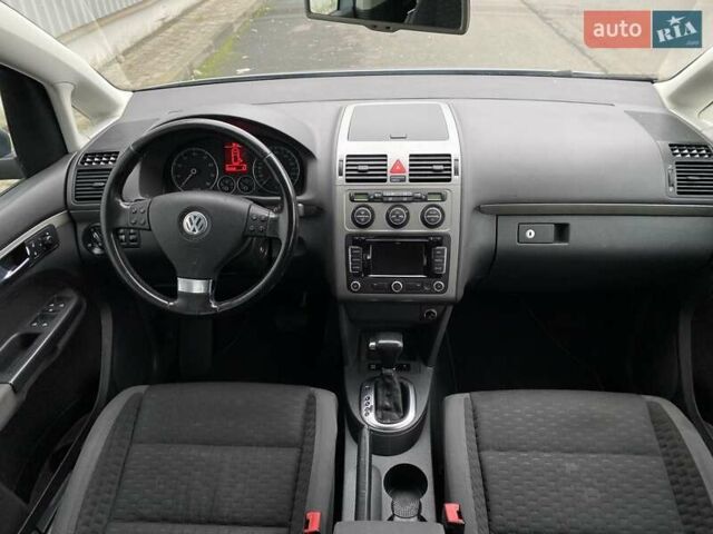 Серый Фольксваген Туран, объемом двигателя 1.4 л и пробегом 220 тыс. км за 7900 $, фото 1 на Automoto.ua
