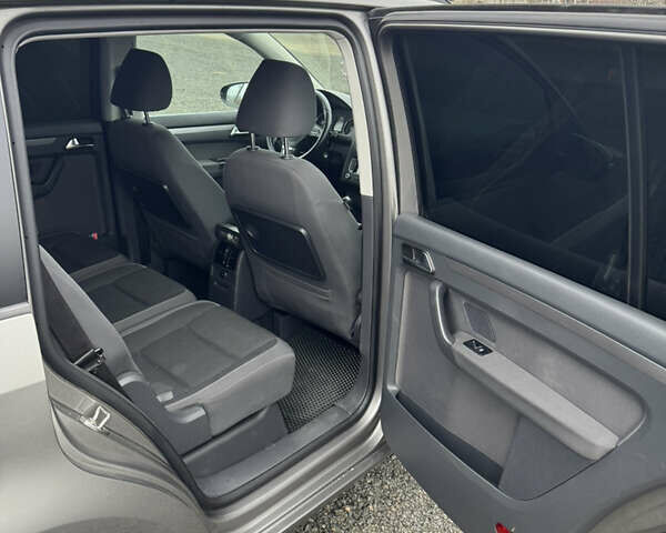 Серый Фольксваген Туран, объемом двигателя 1.6 л и пробегом 315 тыс. км за 9199 $, фото 12 на Automoto.ua