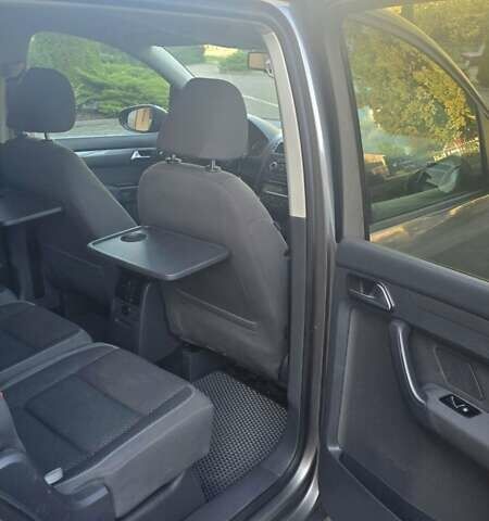 Серый Фольксваген Туран, объемом двигателя 1.6 л и пробегом 284 тыс. км за 9600 $, фото 17 на Automoto.ua