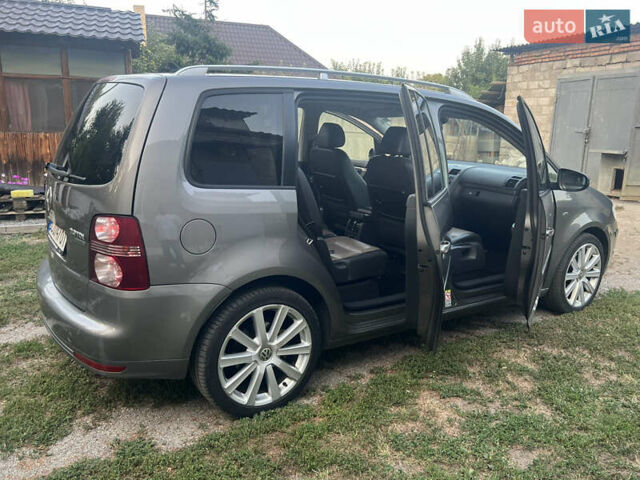 Серый Фольксваген Туран, объемом двигателя 1.97 л и пробегом 296 тыс. км за 10500 $, фото 4 на Automoto.ua