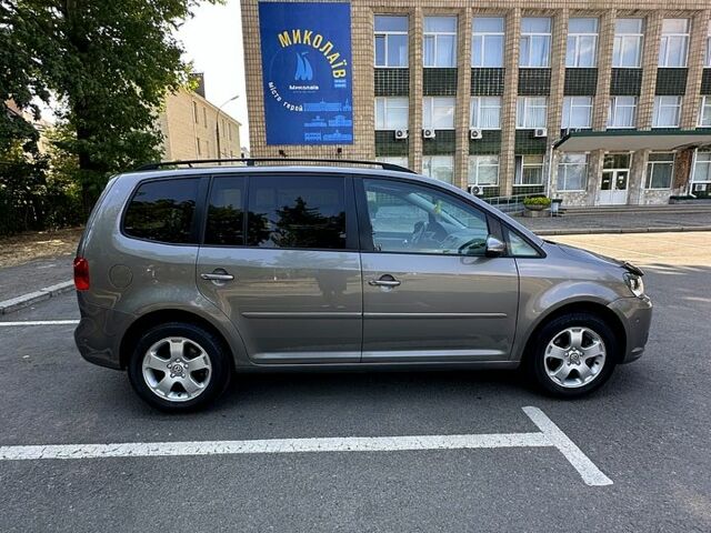 Серый Фольксваген Туран, объемом двигателя 1.4 л и пробегом 178 тыс. км за 8500 $, фото 2 на Automoto.ua