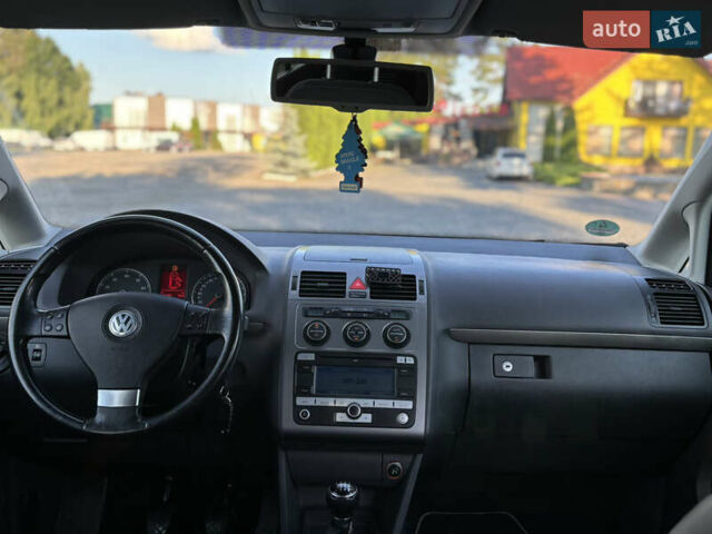 Серый Фольксваген Туран, объемом двигателя 1.4 л и пробегом 242 тыс. км за 6550 $, фото 16 на Automoto.ua