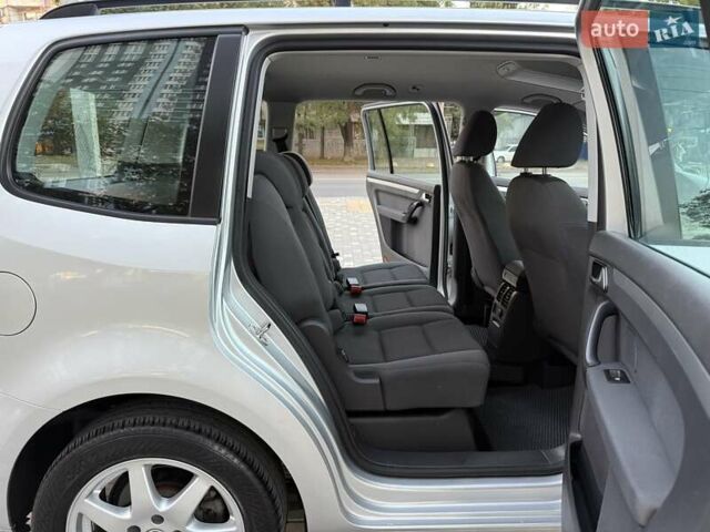 Серый Фольксваген Туран, объемом двигателя 1.4 л и пробегом 167 тыс. км за 9999 $, фото 59 на Automoto.ua