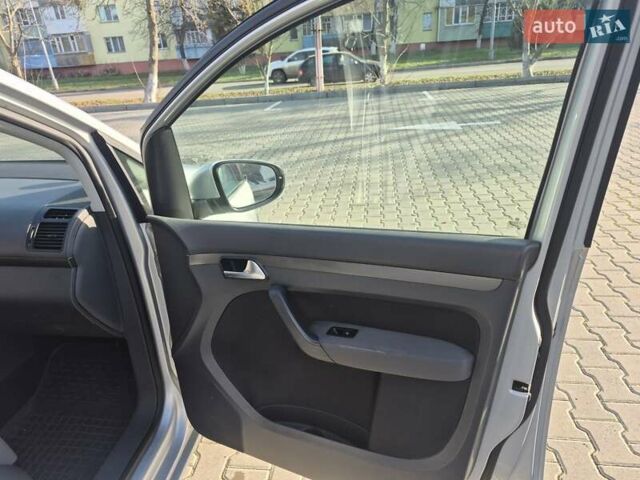 Серый Фольксваген Туран, объемом двигателя 1.9 л и пробегом 238 тыс. км за 9200 $, фото 17 на Automoto.ua