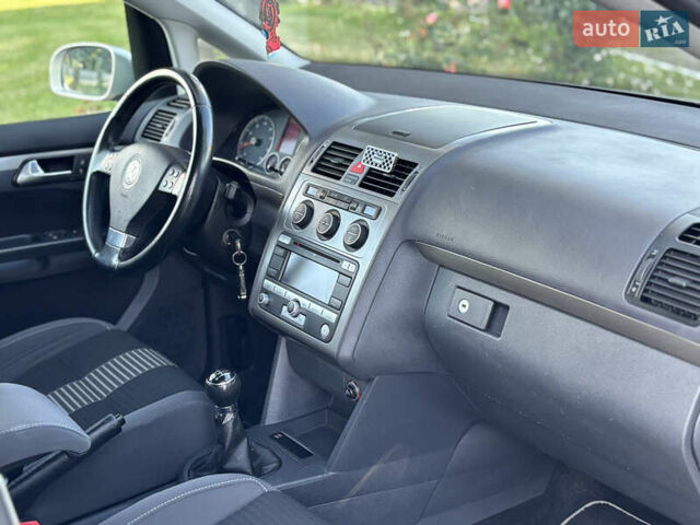 Серый Фольксваген Туран, объемом двигателя 1.4 л и пробегом 242 тыс. км за 6550 $, фото 17 на Automoto.ua