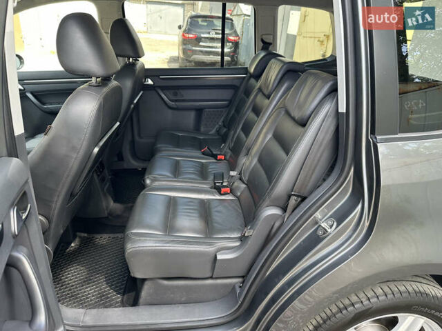 Серый Фольксваген Туран, объемом двигателя 1.97 л и пробегом 320 тыс. км за 12500 $, фото 5 на Automoto.ua