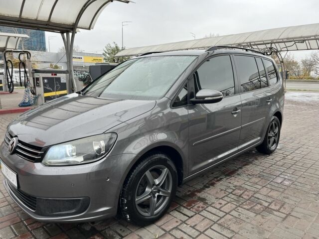 Серый Фольксваген Туран, объемом двигателя 1.6 л и пробегом 259 тыс. км за 9800 $, фото 1 на Automoto.ua