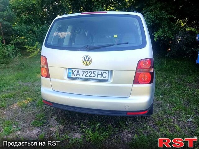 Серый Фольксваген Туран, объемом двигателя 1.4 л и пробегом 228 тыс. км за 7300 $, фото 4 на Automoto.ua