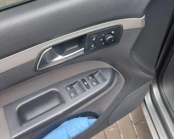 Сірий Фольксваген Туран, об'ємом двигуна 1.6 л та пробігом 247 тис. км за 9800 $, фото 4 на Automoto.ua