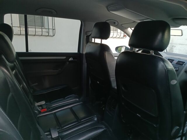 Сірий Фольксваген Туран, об'ємом двигуна 2 л та пробігом 325 тис. км за 9000 $, фото 11 на Automoto.ua