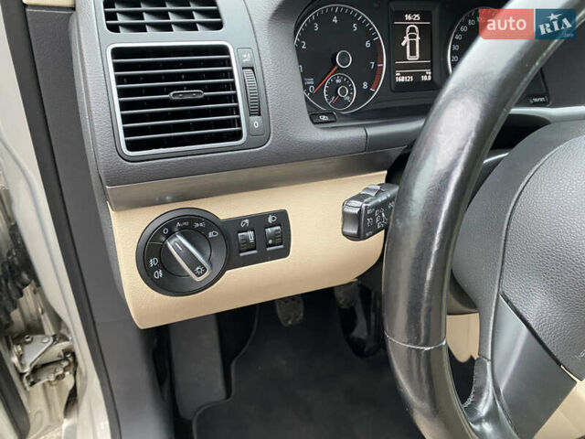 Серый Фольксваген Туран, объемом двигателя 1.39 л и пробегом 168 тыс. км за 9500 $, фото 59 на Automoto.ua