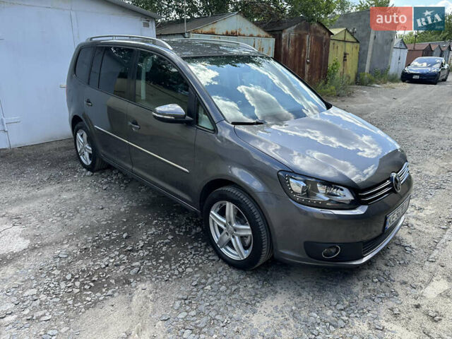 Серый Фольксваген Туран, объемом двигателя 1.97 л и пробегом 320 тыс. км за 12500 $, фото 1 на Automoto.ua