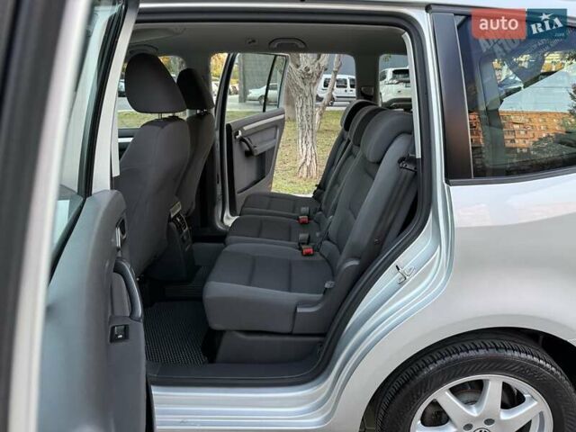 Серый Фольксваген Туран, объемом двигателя 1.4 л и пробегом 167 тыс. км за 9999 $, фото 69 на Automoto.ua