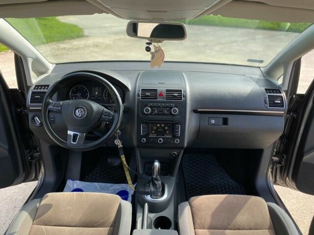 Сірий Фольксваген Туран, об'ємом двигуна 2 л та пробігом 178 тис. км за 3150 $, фото 5 на Automoto.ua