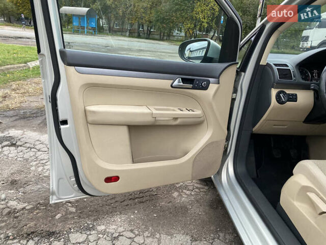 Серый Фольксваген Туран, объемом двигателя 1.39 л и пробегом 168 тыс. км за 9500 $, фото 58 на Automoto.ua