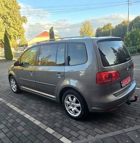 Серый Фольксваген Туран, объемом двигателя 1.6 л и пробегом 284 тыс. км за 9600 $, фото 2 на Automoto.ua