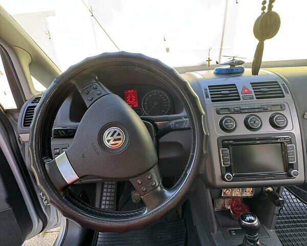 Сірий Фольксваген Туран, об'ємом двигуна 1.4 л та пробігом 238 тис. км за 7200 $, фото 6 на Automoto.ua