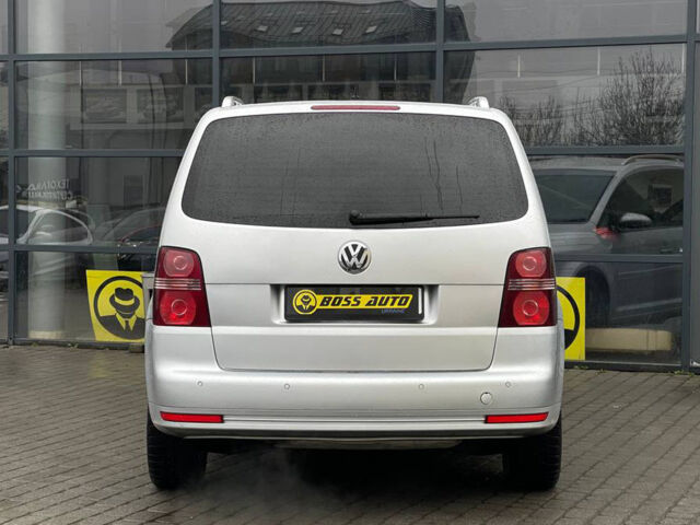 Серый Фольксваген Туран, объемом двигателя 1.4 л и пробегом 262 тыс. км за 8000 $, фото 4 на Automoto.ua