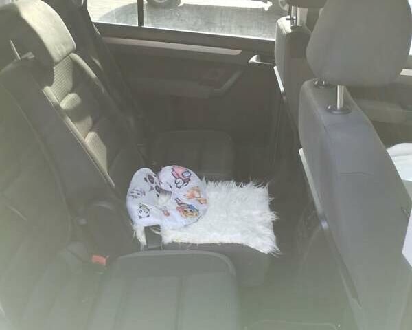 Серый Фольксваген Туран, объемом двигателя 1.97 л и пробегом 185 тыс. км за 9200 $, фото 5 на Automoto.ua