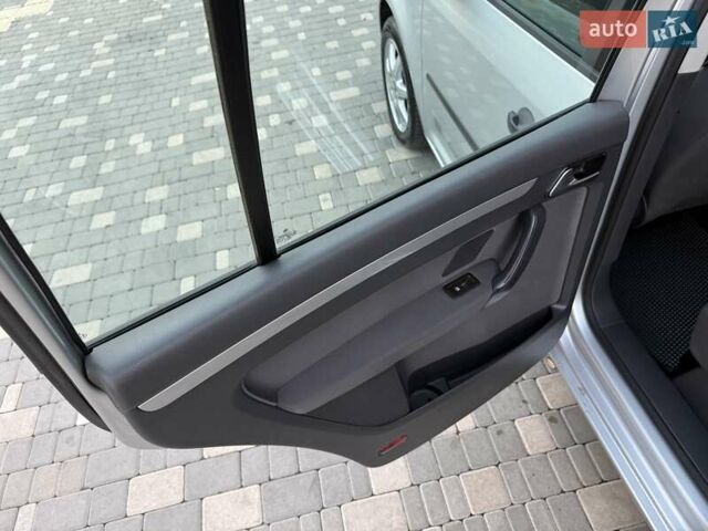 Серый Фольксваген Туран, объемом двигателя 1.4 л и пробегом 167 тыс. км за 9999 $, фото 71 на Automoto.ua