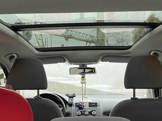 Серый Фольксваген Туран, объемом двигателя 1.6 л и пробегом 259 тыс. км за 9800 $, фото 6 на Automoto.ua