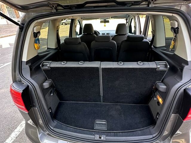 Серый Фольксваген Туран, объемом двигателя 1.4 л и пробегом 178 тыс. км за 8500 $, фото 6 на Automoto.ua