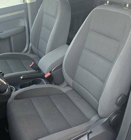 Серый Фольксваген Туран, объемом двигателя 1.6 л и пробегом 284 тыс. км за 9600 $, фото 12 на Automoto.ua