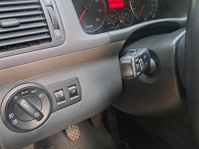 Серый Фольксваген Туран, объемом двигателя 1.4 л и пробегом 216 тыс. км за 4300 $, фото 3 на Automoto.ua