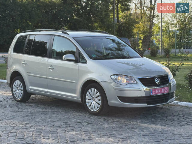 Серый Фольксваген Туран, объемом двигателя 1.4 л и пробегом 242 тыс. км за 6550 $, фото 1 на Automoto.ua