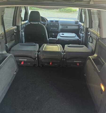 Серый Фольксваген Туран, объемом двигателя 1.6 л и пробегом 284 тыс. км за 9600 $, фото 33 на Automoto.ua