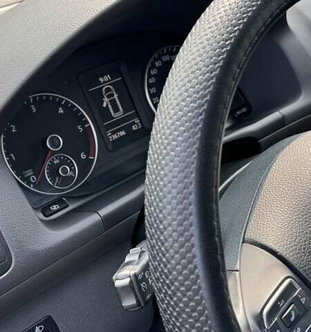 Серый Фольксваген Туран, объемом двигателя 1.6 л и пробегом 237 тыс. км за 10000 $, фото 9 на Automoto.ua