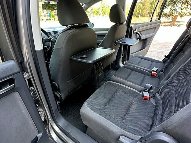 Серый Фольксваген Туран, объемом двигателя 1.4 л и пробегом 178 тыс. км за 8500 $, фото 7 на Automoto.ua