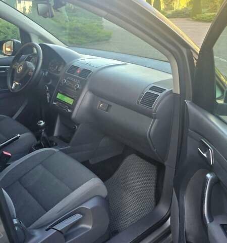 Серый Фольксваген Туран, объемом двигателя 1.6 л и пробегом 284 тыс. км за 9600 $, фото 16 на Automoto.ua