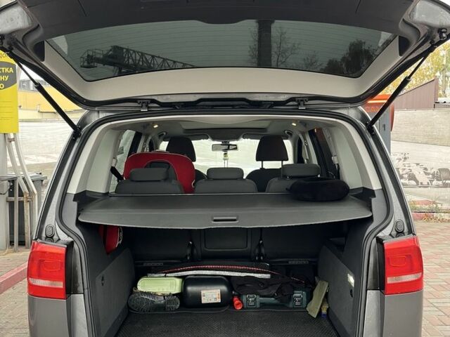 Серый Фольксваген Туран, объемом двигателя 1.6 л и пробегом 259 тыс. км за 9800 $, фото 5 на Automoto.ua