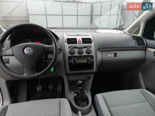 Серый Фольксваген Туран, объемом двигателя 1.4 л и пробегом 270 тыс. км за 6500 $, фото 10 на Automoto.ua