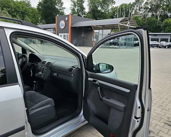 Сірий Фольксваген Туран, об'ємом двигуна 1.6 л та пробігом 287 тис. км за 7700 $, фото 1 на Automoto.ua