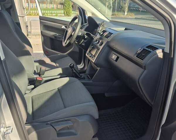 Серый Фольксваген Туран, объемом двигателя 1.9 л и пробегом 238 тыс. км за 9200 $, фото 12 на Automoto.ua