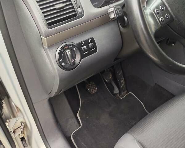 Сірий Фольксваген Туран, об'ємом двигуна 1.6 л та пробігом 250 тис. км за 8600 $, фото 22 на Automoto.ua