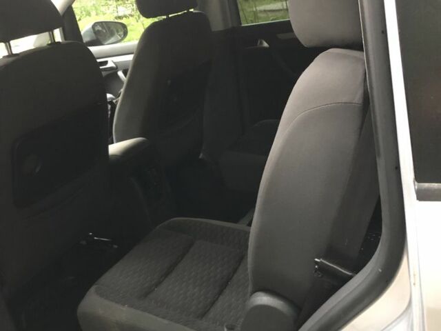 Серый Фольксваген Туран, объемом двигателя 2 л и пробегом 216 тыс. км за 10000 $, фото 2 на Automoto.ua