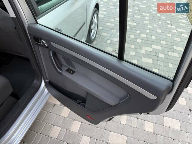 Серый Фольксваген Туран, объемом двигателя 1.4 л и пробегом 167 тыс. км за 9999 $, фото 63 на Automoto.ua