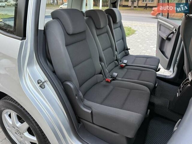 Серый Фольксваген Туран, объемом двигателя 1.4 л и пробегом 167 тыс. км за 9999 $, фото 60 на Automoto.ua