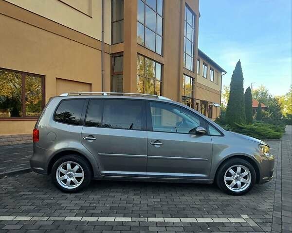 Серый Фольксваген Туран, объемом двигателя 1.6 л и пробегом 284 тыс. км за 9600 $, фото 7 на Automoto.ua