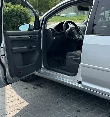 Серый Фольксваген Туран, объемом двигателя 1.6 л и пробегом 237 тыс. км за 10000 $, фото 3 на Automoto.ua